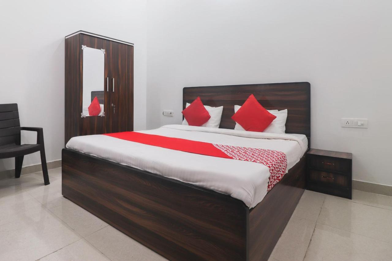 Oyo 67215 Shri Hit Radha Bhawan Hotell Vrindāvan Eksteriør bilde