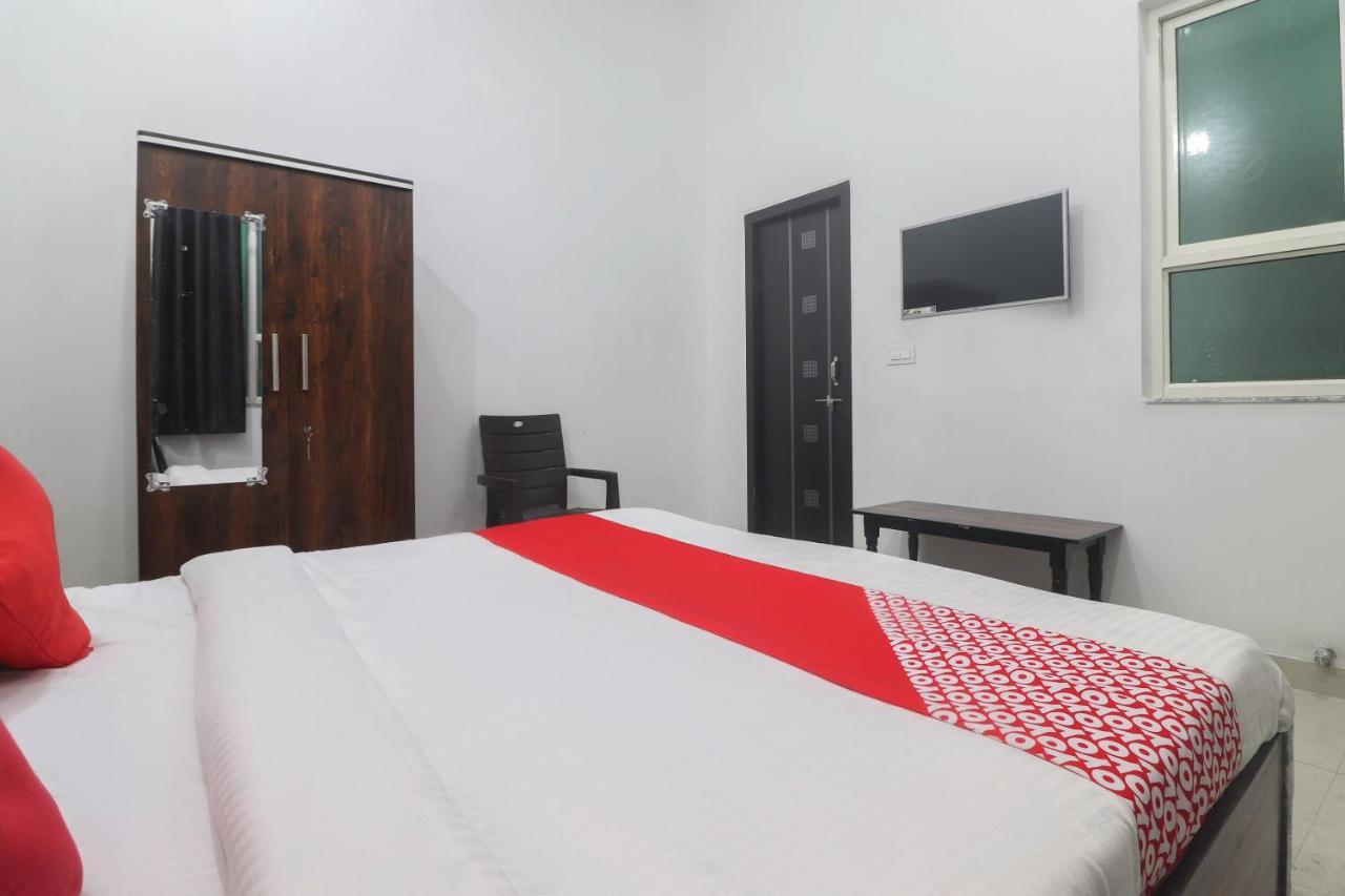 Oyo 67215 Shri Hit Radha Bhawan Hotell Vrindāvan Eksteriør bilde