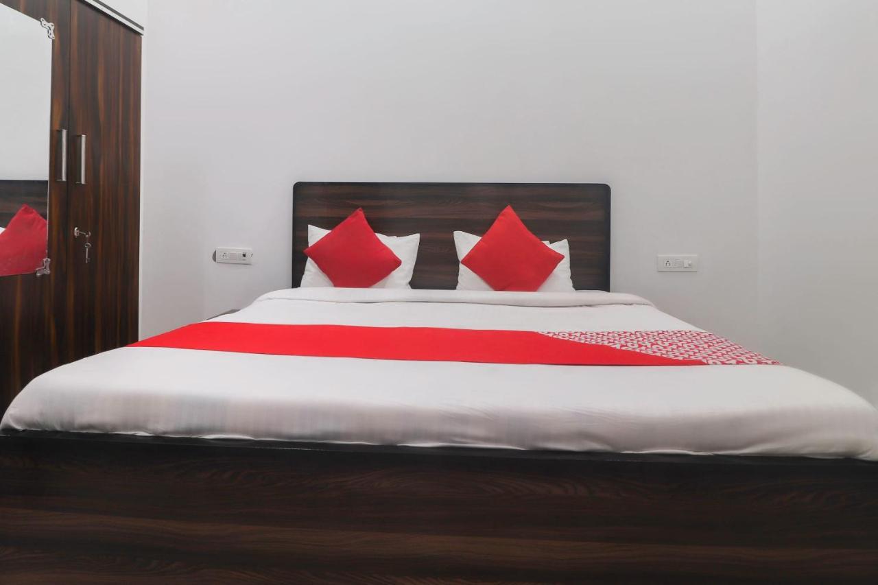 Oyo 67215 Shri Hit Radha Bhawan Hotell Vrindāvan Eksteriør bilde